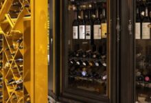 深色酒柜搭配黄色红酒架，打造家居时尚新潮流