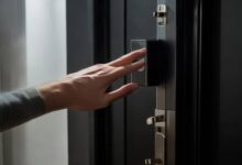 指纹锁输入密码卡住怎么办？快速解决技巧揭秘